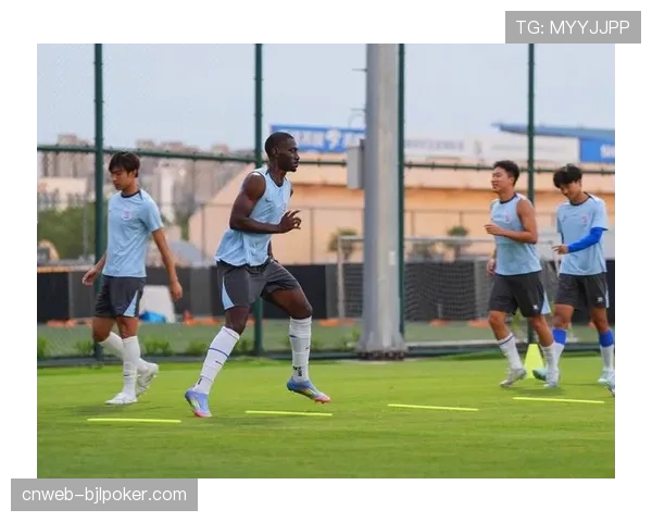 上海申花赛前加练定位球,新援高中锋参与合练 上海申花赛前加练定位球,新援高中锋参与合练