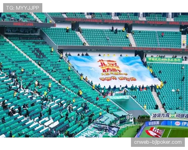 特写：客场球迷看台的专属移动信号增强车，确保远征军社交媒体分享畅通无阻